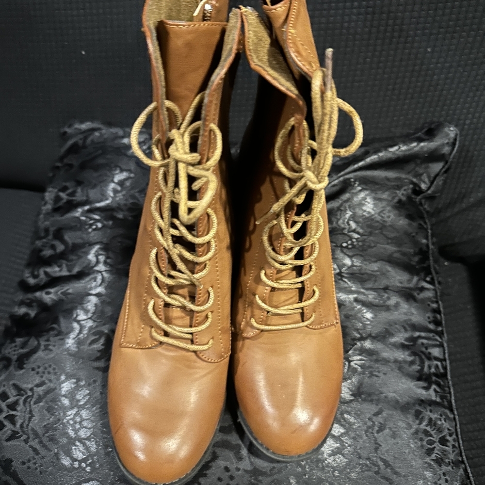 Rouge Helium Women's Tan Lace-Up Boots